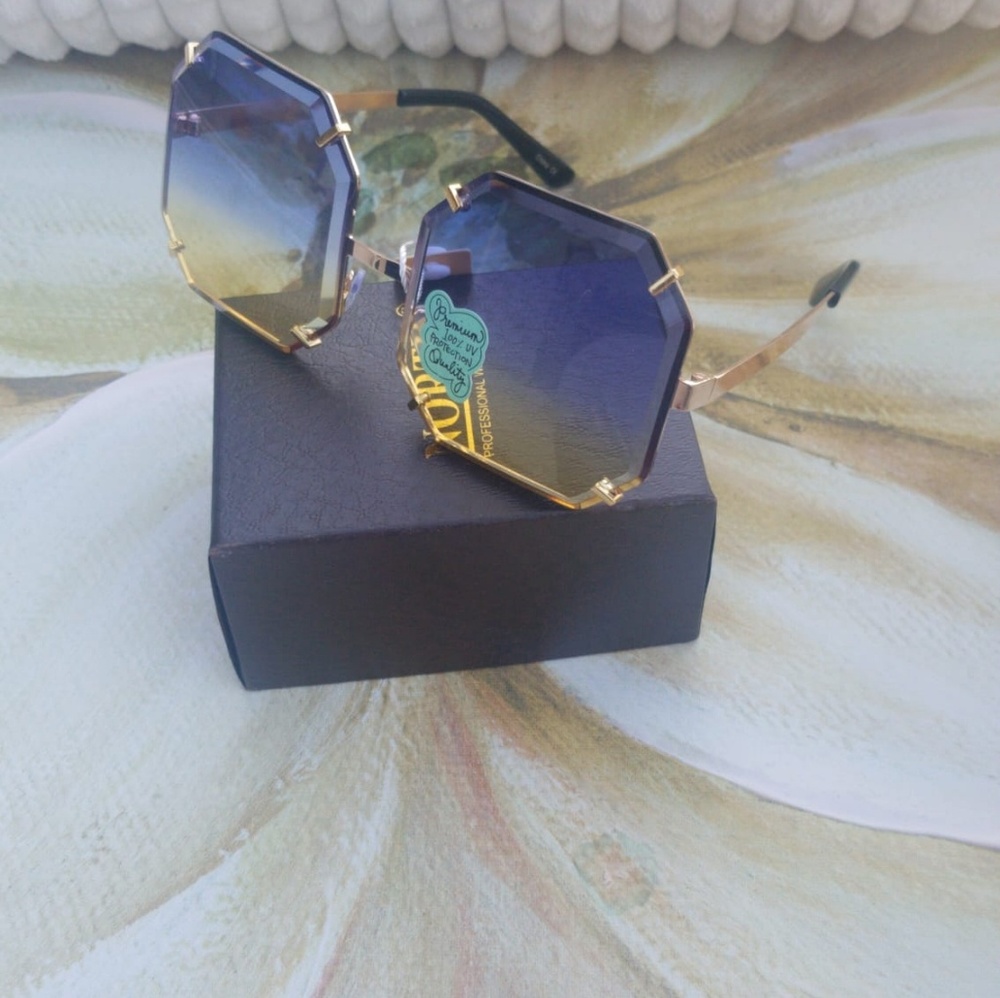NEW TRENDY MIRRORED HEXAGONAL WOMAN SUNGLASSES


C
